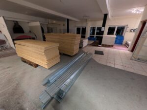 Nach dem Abriss und dem Hochbefördern der Baumaterialien mit dem Leiterlift