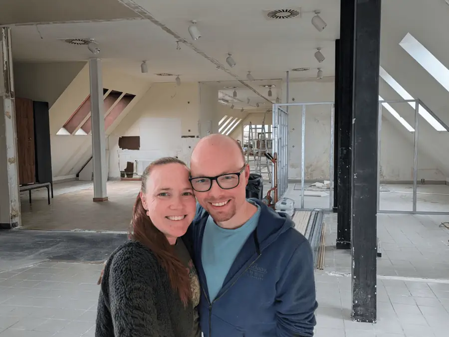 Catlin und Thais Buchhorn auf der Baustelle von Adventure Alley
