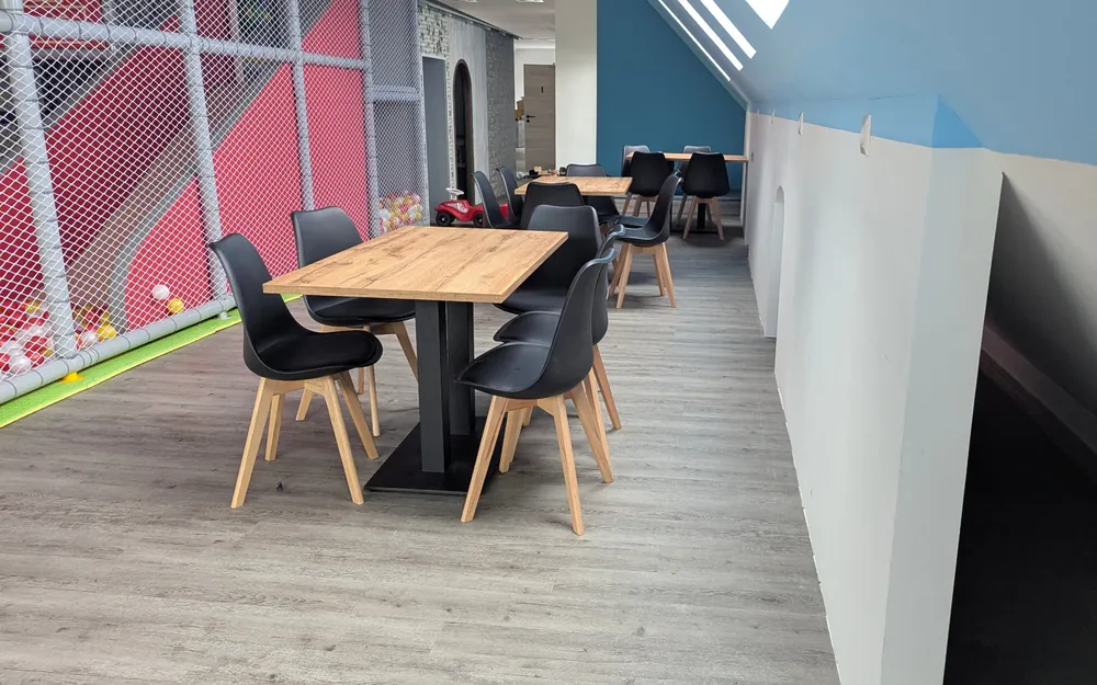 Familie bei Kaffee und Kuchen im Alley Café