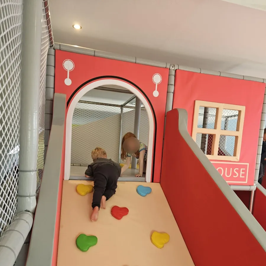 Feuerwehrhaus mit Kletterwand, Rutsche und Bällebad