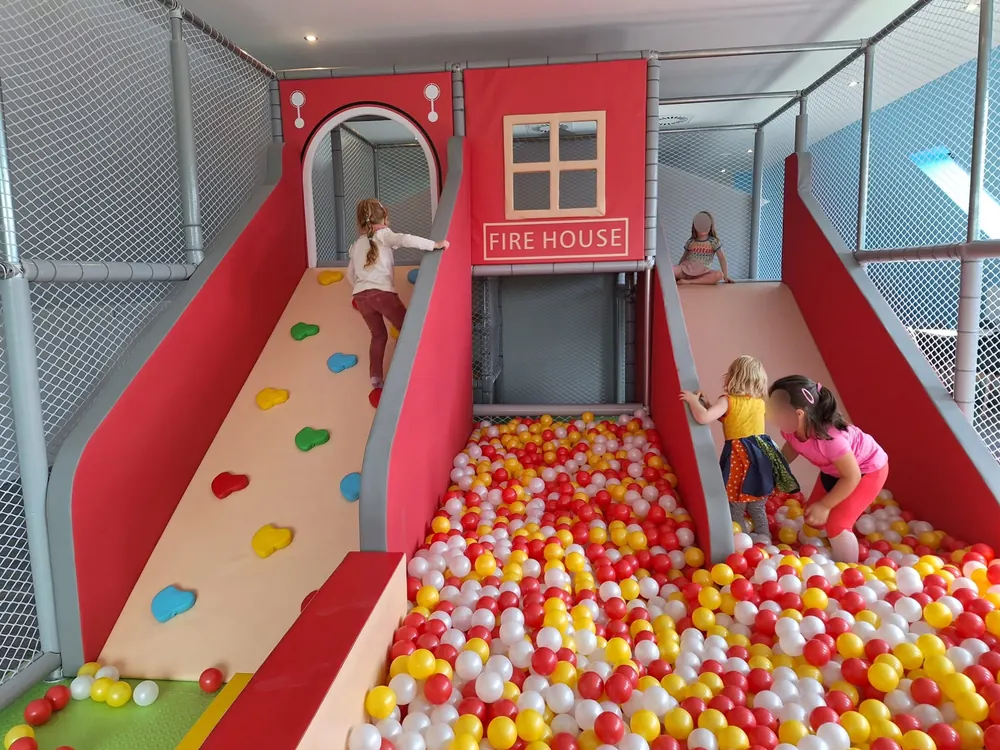 Kinder im Bällebad der Kids Alley