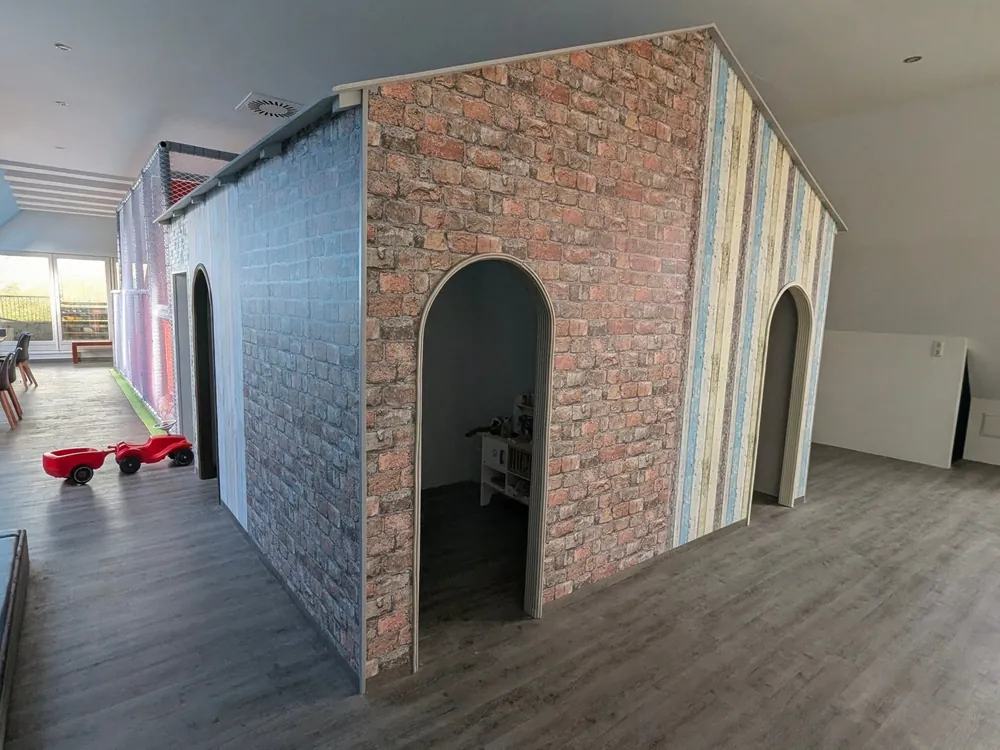 Die Themen-Spielhäuser der Kids Alley mit Ziegel- und Holzfassade