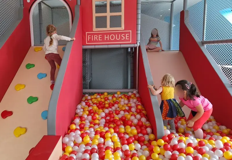 Feuerwehrhaus mit Rutsche und Bällebad in der Kids Alley