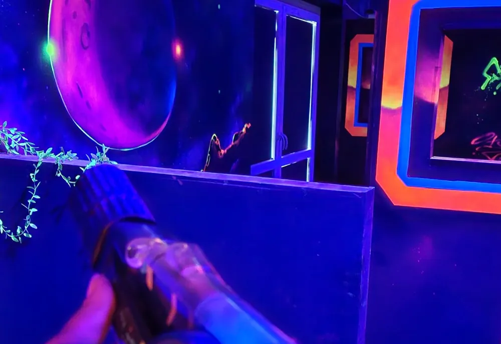 Phaser in der Laser-Tag-Arena