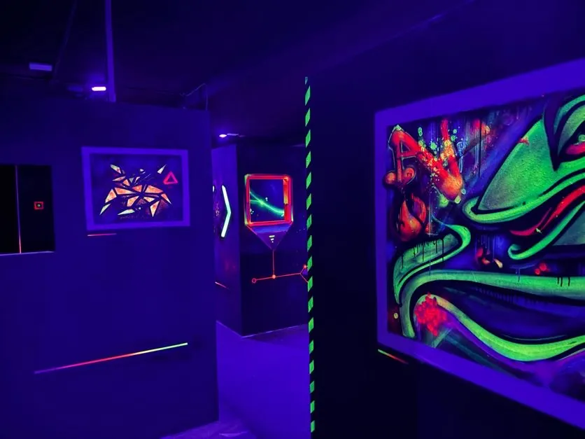 Laser-Tag-Arena mit Neon-Graffiti im 3. Obergeschoss