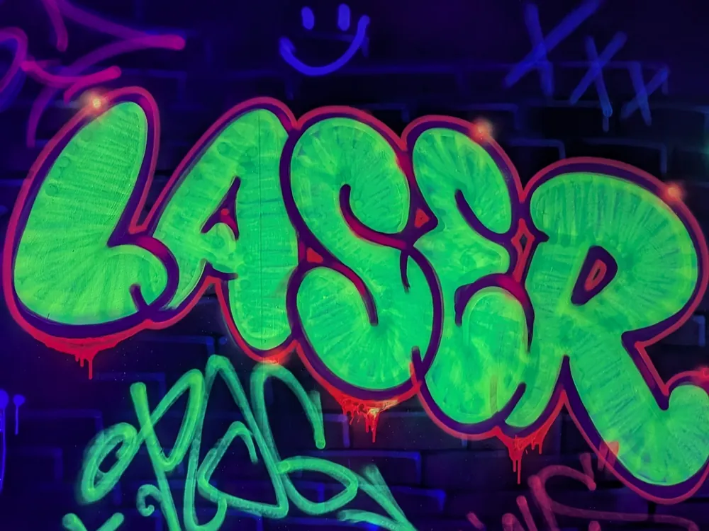 Neon-Graffiti „Laser“ in der Arena