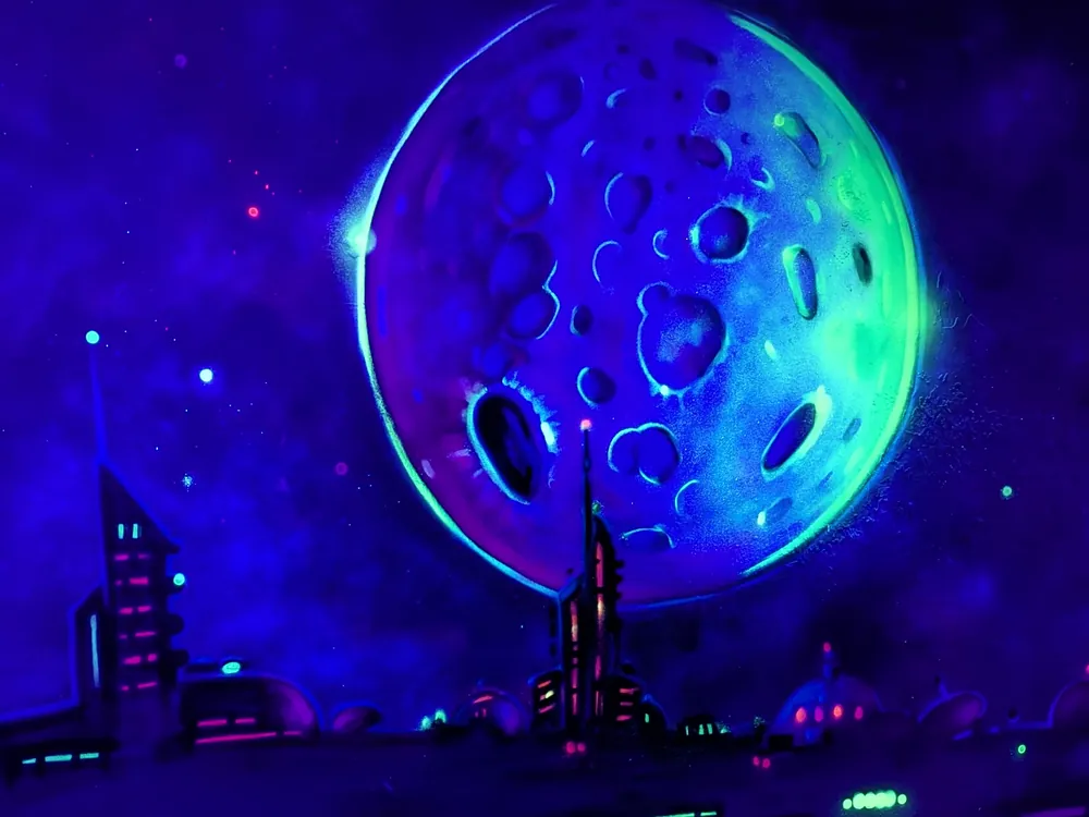 Leuchtender Mond und Skyline an der Arenawand