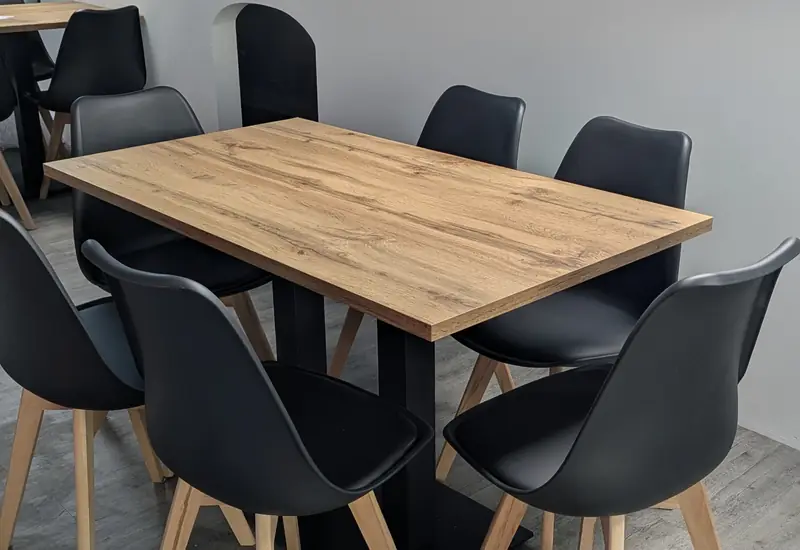Gedeckter Tisch für Feiern in der Party Alley