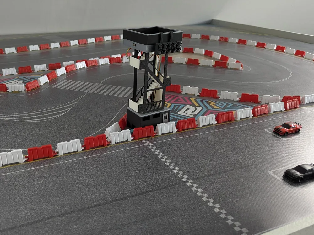 RC Tisch mit Rennstrecke, Startturm und zwei Rennautos